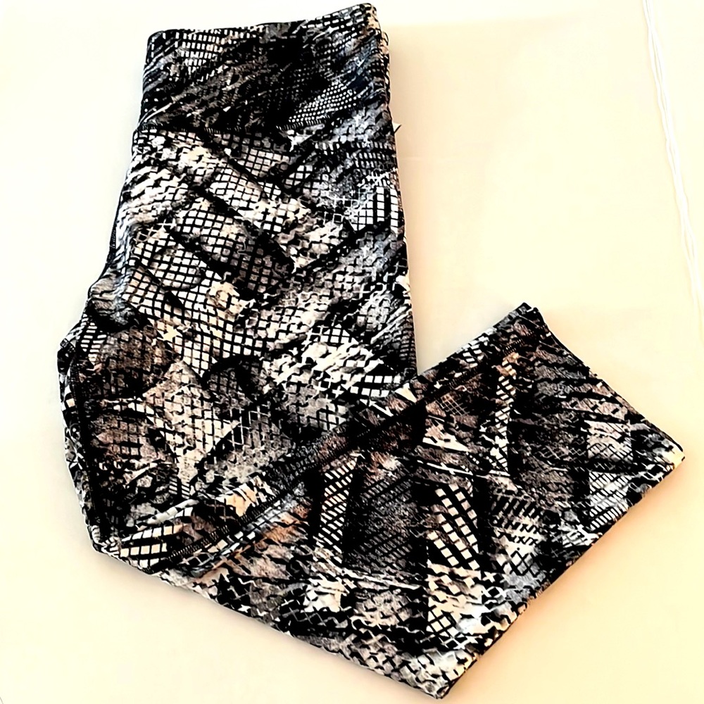 Donna Karan Active Gray Snakeskin Leggings Size L EUC